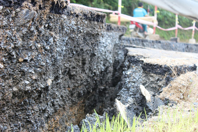 Cận cảnh vết nứt khổng lồ trên QL217 qua Thanh Hóa - 4