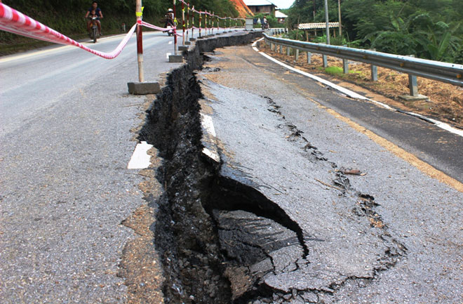 Cận cảnh vết nứt khổng lồ trên QL217 qua Thanh Hóa - 5