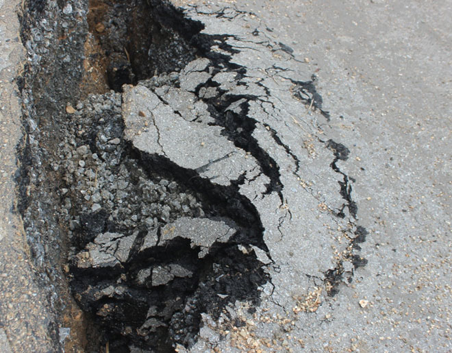 Cận cảnh vết nứt khổng lồ trên QL217 qua Thanh Hóa - 6