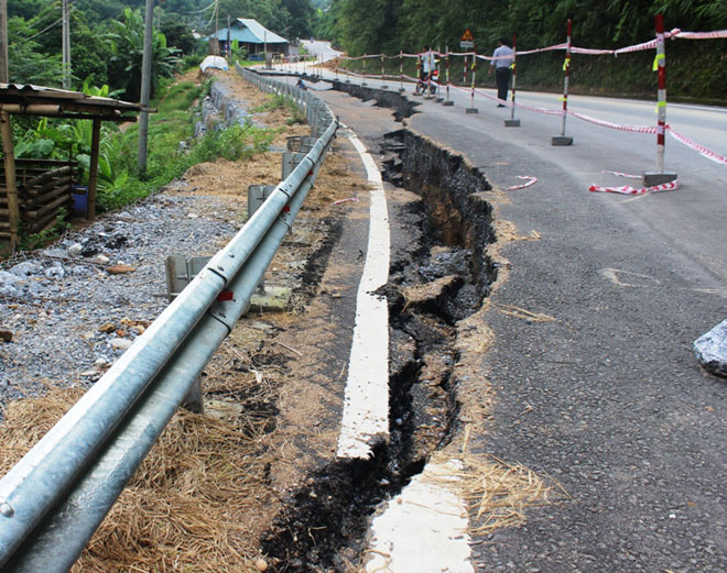 Cận cảnh vết nứt khổng lồ trên QL217 qua Thanh Hóa - 7