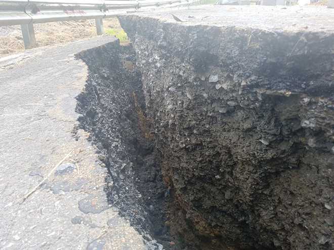 Cận cảnh vết nứt khổng lồ trên QL217 qua Thanh Hóa - 8