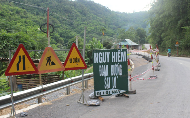 Cận cảnh vết nứt khổng lồ trên QL217 qua Thanh Hóa - 9