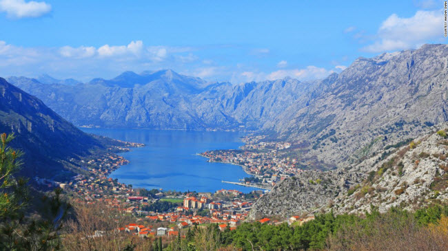 Montenegro nổi tiếng với những dãy núi hùng vĩ, phong cảnh đẹp và các thị trấn yên bình dọc bờ biển.
