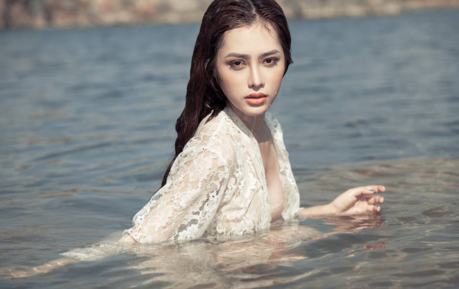 Hot girl Dung Doll cũng tham gia đóng trong nhiều MV ca nhạc khác, ngoài lần hợp tác với Khắc Việt.
