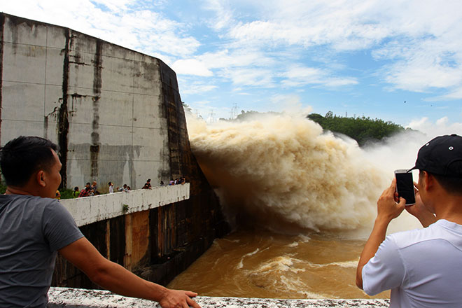 Bất chấp nguy hiểm, dân đổ xô đi xem nước &#34;gầm&#34; trên hồ thủy điện - 6