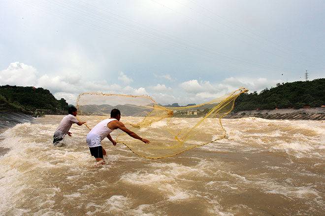 Bất chấp nguy hiểm, dân đổ xô đi xem nước &#34;gầm&#34; trên hồ thủy điện - 9