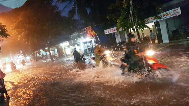 Mưa “chớp mắt” từ chiều, đến nửa đêm Sài Gòn vẫn còn ngập - 2