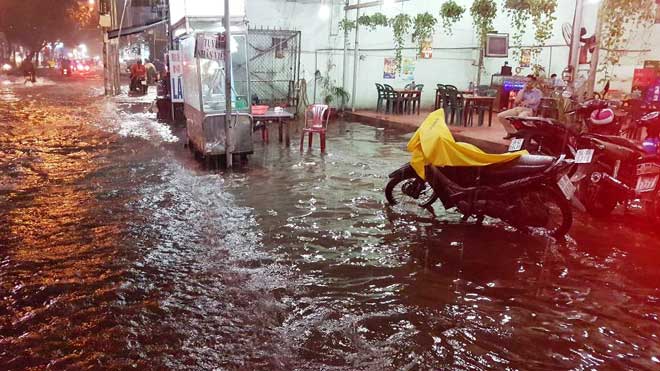 Mưa “chớp mắt” từ chiều, đến nửa đêm Sài Gòn vẫn còn ngập - 3