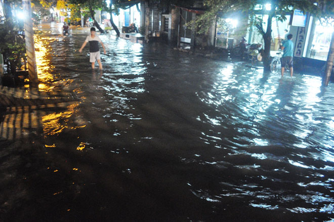 Mưa “chớp mắt” từ chiều, đến nửa đêm Sài Gòn vẫn còn ngập - 7