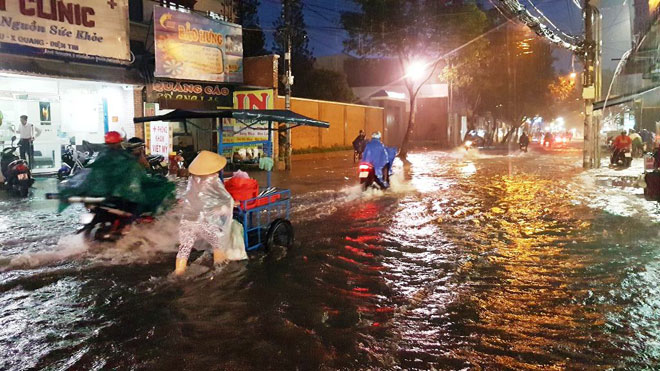 Mưa “chớp mắt” từ chiều, đến nửa đêm Sài Gòn vẫn còn ngập - 5