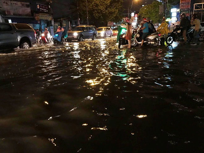 Mưa “chớp mắt” từ chiều, đến nửa đêm Sài Gòn vẫn còn ngập - 4