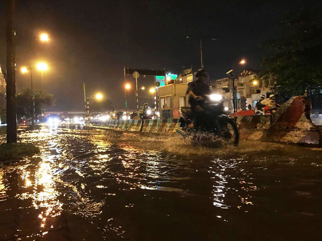 Mưa “chớp mắt” từ chiều, đến nửa đêm Sài Gòn vẫn còn ngập - 6
