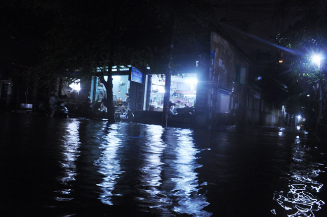 Mưa “chớp mắt” từ chiều, đến nửa đêm Sài Gòn vẫn còn ngập - 9