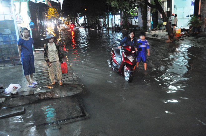 Mưa “chớp mắt” từ chiều, đến nửa đêm Sài Gòn vẫn còn ngập - 8