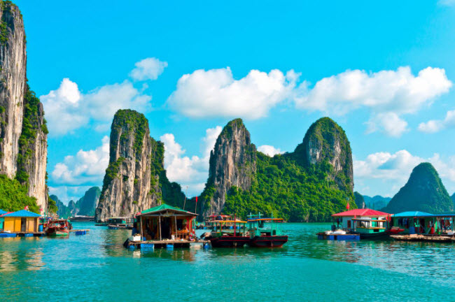 Vịnh Hạ Long, Việt Nam: Du khách có thể đi tàu tham quan làng chài Cửa Vạn nằm giữa các ngọn núi đá vôi trên biển.