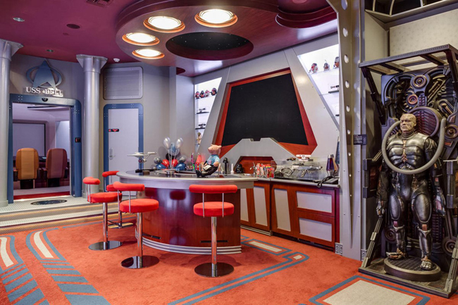 Đây là bản sao chỉ huy tàu Enterprise trong phim “Star Trek”, căn phòng còn lắp đặt hiệu ứng âm thanh như bản gốc khi đóng, mở cửa. 