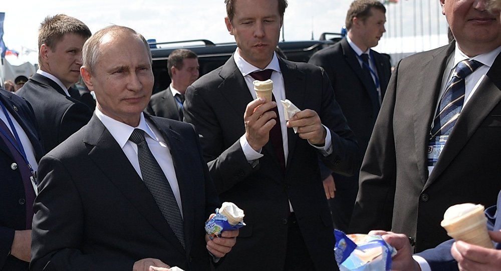 Video: Hành động bất ngờ của Putin khi thấy quầy bán kem - 1