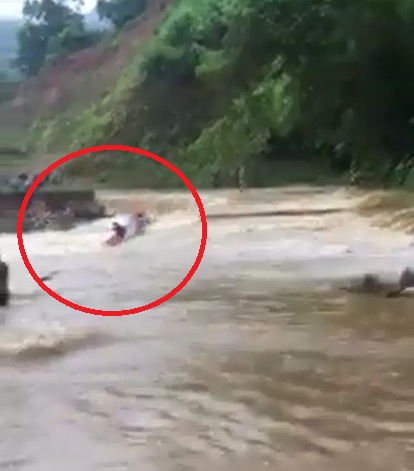 Clip: Cố đi qua đập tràn, người đàn ông cùng xe máy bị nước lũ cuốn trôi - 1