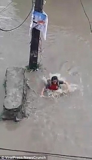 Đường ngập, cô gái Nepal đang đi bị miệng cống nuốt chửng - 1