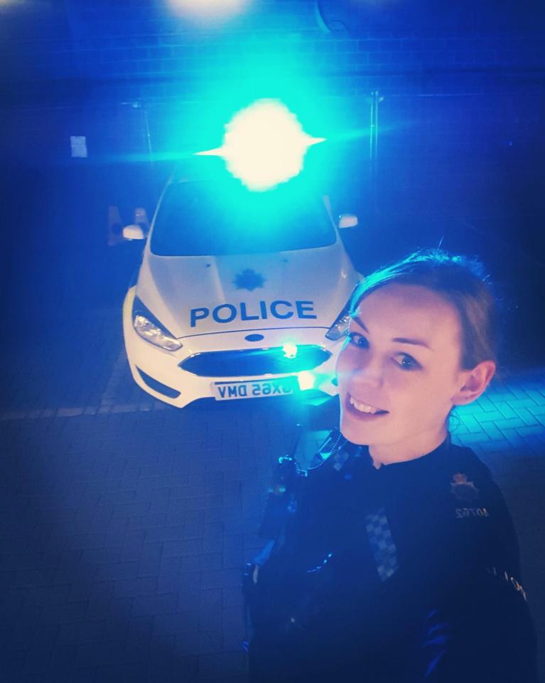 Nữ cảnh sát Anh bốc lửa khiến dân mạng “phát sốt” - 1