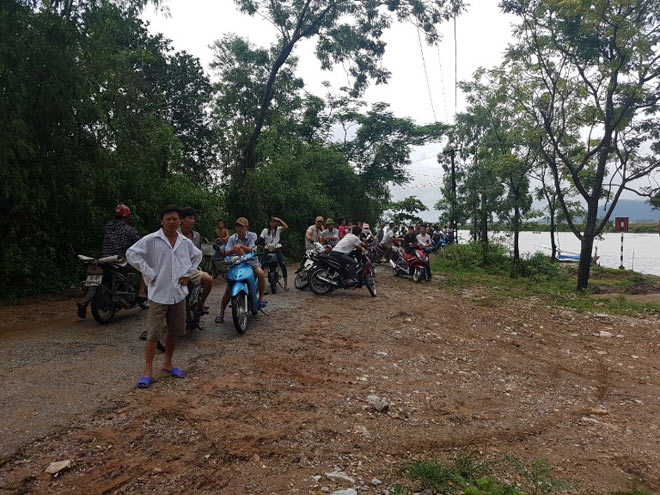 Cầu Sông Hoàng đổ sập, một phụ nữ rơi xuống sông - 2