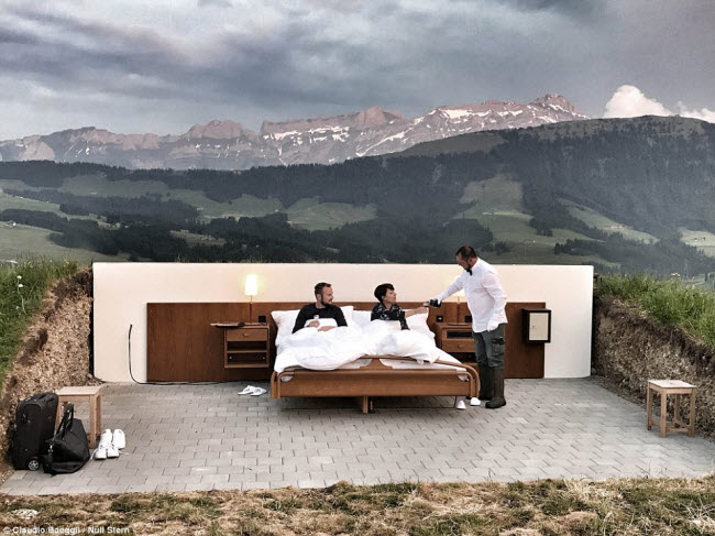 Lạ lùng khách sạn không có gì ngoài giường trên núi Alps - 1