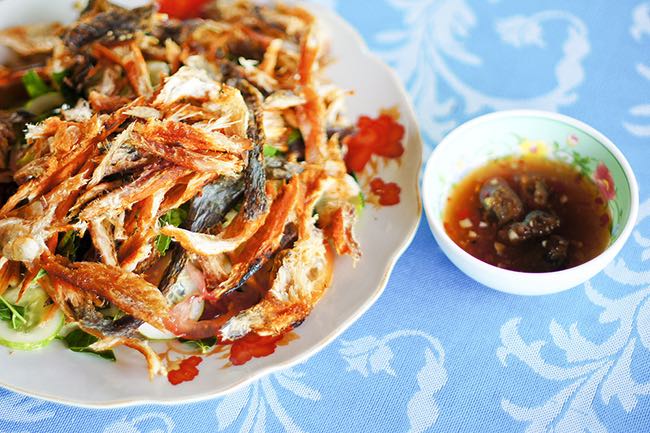Dưới đây là danh sách top 100 món ăn, đặc sản tiêu biểu của Việt Nam được Tổ chức Kỷ lục Việt Nam - Vietkings lựa chọn. Gỏi Sầu đâu khô cá lóc An Giang (ảnh).