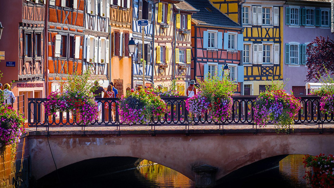 Colmar là một thị trấn đầy màu sắc. Bờ những con kênh được trồng hoa rực rỡ, điểm xuyết thêm cho các dãy nhà được sơn sáng màu. Được biết đến như là thủ phủ rượu vang của vùng Alsace, giáp với Đức, Colmar cũng là quê hương của Frederic Auguste Bartholdi, nhà điêu khắc đã thiết kế Tượng Nữ thần Tự do nổi tiếng nước Mỹ.