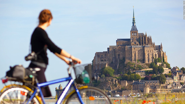 Nằm cách bờ biển vùng Normandy miền tây bắc Pháp nước Pháp khoảng 600 m, Mont Saint Michel là Di sản Thế giới được UNESCO công nhận, thu hút 3 triệu du khách mỗi năm. Thêm vào đó, những đợt thủy triều thường nhấn chìm con đường nối hòn đảo với đất liền càng làm nơi này trở nên đặc biệt.