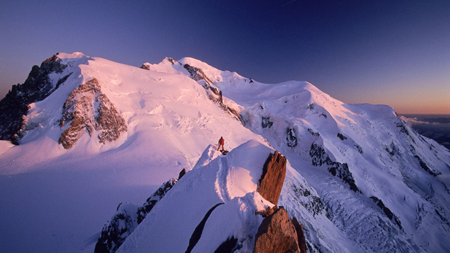 Là quê hương của môn thể thao leo núi hiện đại, núi Mont Blanc là ngọn núi cao thứ 11 thế giới, với độ cao lên tới 4.810 mét, vượt qua cả dãy Alps ở biên giới Pháp-Ý. Ở đó có Chamonix, một trong những điểm đến trượt tuyết nổi tiếng nhất nước Pháp.