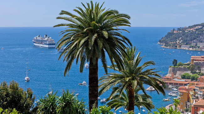 Đường bờ biển Riviera của Pháp, bao gồm cả những thành phố như Nice, Cannes và Monte Carlo, là một sân chơi hấp dẫn và đầy quyến rũ với biển xanh, cát trắng, nắng vàng và các du thuyền xa xỉ dành cho tỷ phú.