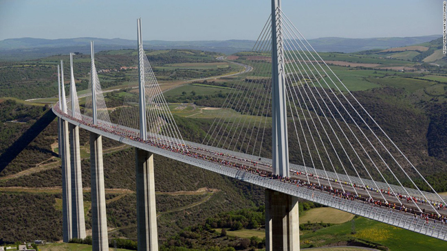 Không có danh sách các thành tựu kỹ thuật toàn cầu nào là hoàn chỉnh mà không có tên cây cầu cạn Millau thanh lịch của Pháp.