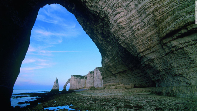 Được hình thành do sự xói mòn của biển, những vòm đá tự nhiên cao vời vợi là điểm thu hút du khách chủ yếu của Etretat, một thị trấn nhỏ trên bờ Alabaster ở Normandy.