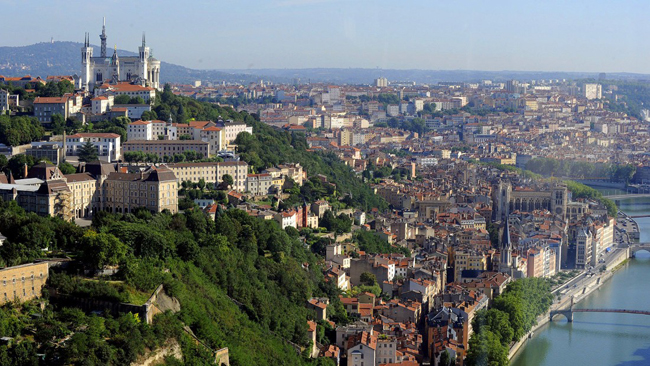 Lyon, thủ phủ thứ hai của Pháp, được nhiều người công nhận là thành phố tuyệt vời nhất nước này. Nhìn chung, vật giá ở đây rẻ hơn Paris, một số ý kiến còn cho rằng ẩm thực của Lyon cũng ngon hơn. Nơi đây còn tổ chức lễ hội mùa đông ánh sáng tuyệt vời.