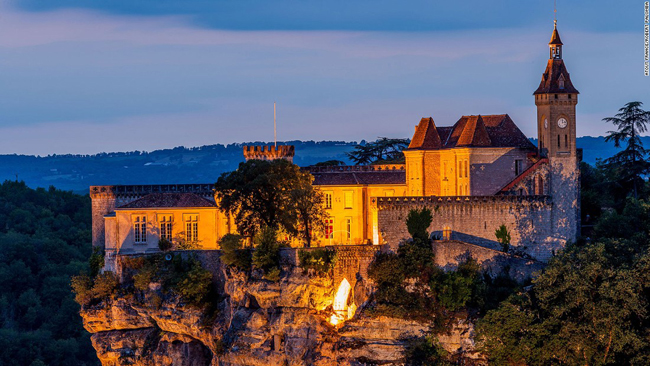 Dordogne ở trung tâm nước Pháp là nơi nghỉ hè ưa thích của những người thích thư giãn ở vùng nông thôn xanh rì xen kẽ các thị trấn cổ kính. Du khách rất thích ghé thăm Rocamadour, một miền đất của những cuộc hành hương với hàng loạt nhà thờ và tu viện trên đỉnh núi.