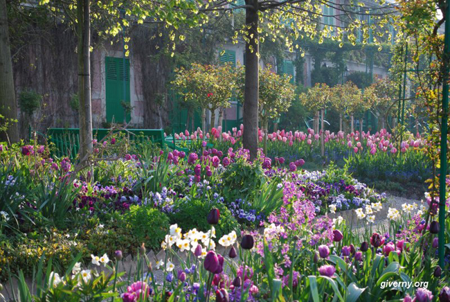 Các bức tranh vẽ hoa rực rỡ và tráng lệ của Claude Monet đã giúp khu vườn của ông ở Giverny, miền tây bắc Paris mãi trường tồn. Trang viên của vị họa sĩ nổi tiếng trường phái ấn tượng này nay đã được mở cửa cho công chúng.