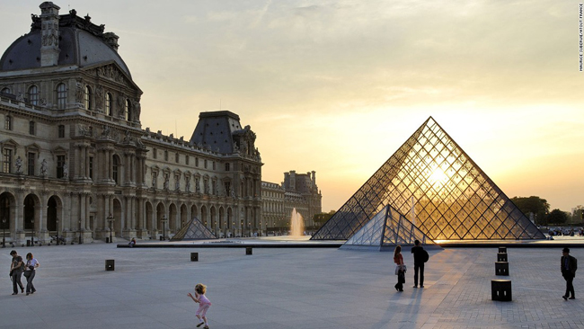 Những chuyến du lịch Pháp hoàn hảo luôn bắt đầu và kết thúc ở Paris. Thành phố này không thiếu những điều tuyệt vời để du khách có thể nhiều lần ghé thăm và khám phá. Trên thực tế, chỉ riêng Bảo tàng Louvre đã xứng đáng được thăm quan nhiều lần rồi.