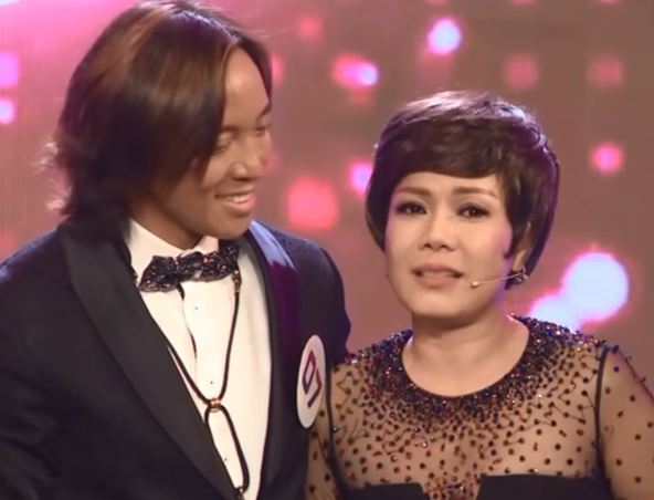 Việt Hương khóc nghẹn khi được chồng thể hiện tình cảm trên truyền hình - 1