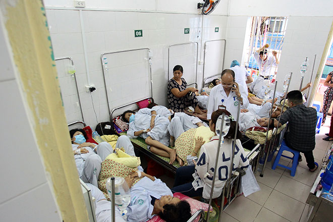 Bệnh viện quá tải, bác sĩ quay cuồng vì dịch sốt xuất huyết - 1