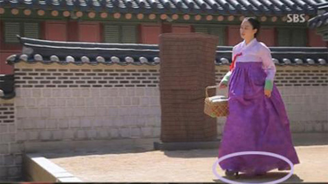Kim Tae Hee đóng phim cổ trang nhưng quên mất không bỏ giày cao gót.