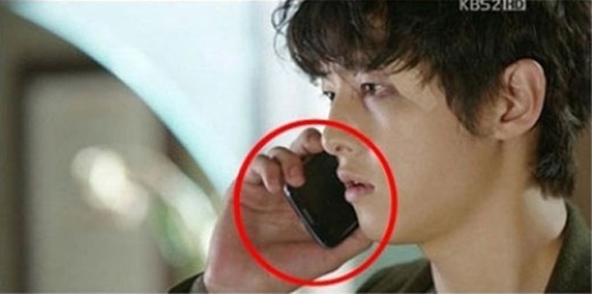 Cầm ngược điện thoại nhưng vẫn say sưa nói chuyện bị soi “mòn mắt” trong phim Hàn vì lặp lại quá nhiều.