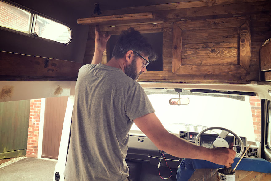 Mê tít “căn hộ” tuyệt đẹp trên chiếc xe bỏ đi của đôi vợ chồng trẻ - 3