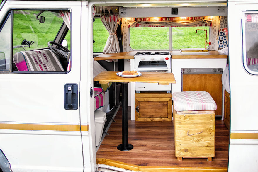 Mê tít “căn hộ” tuyệt đẹp trên chiếc xe bỏ đi của đôi vợ chồng trẻ - 11