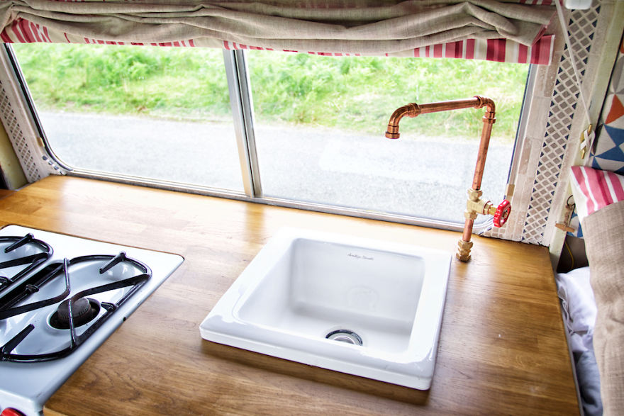 Mê tít “căn hộ” tuyệt đẹp trên chiếc xe bỏ đi của đôi vợ chồng trẻ - 14