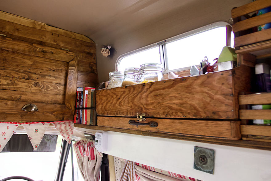 Mê tít “căn hộ” tuyệt đẹp trên chiếc xe bỏ đi của đôi vợ chồng trẻ - 12