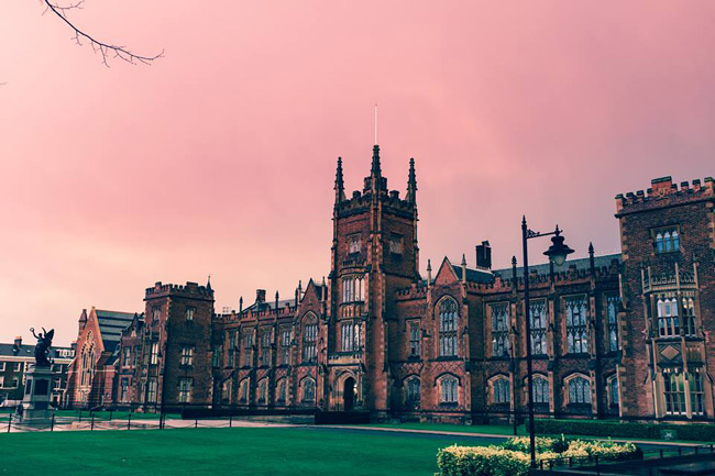 1. Đại học Queens Belfast thành lập năm 1845. Khuôn viên trường bao gồm hơn 300 tòa nhà nằm giữa vùng ngoại ô phía nam Belfast, xây dựng theo phong cách kiến trúc Gothic cổ kính.
