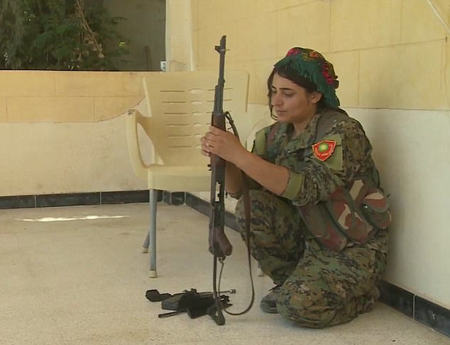 Nữ nô lệ tình dục cầm súng thề trả thù khủng bố IS - 1
