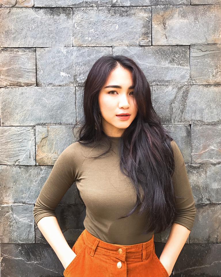 Phương Mỹ Chi lại đăng ảnh gợi cảm mặc tranh cãi - 5