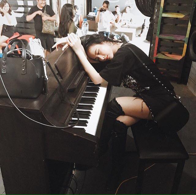 Phương Mỹ Chi lại đăng ảnh gợi cảm mặc tranh cãi - 6