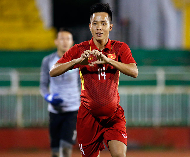 Văn Toàn & bàn thắng "nịnh" bạn gái xinh như hotgirl - 10